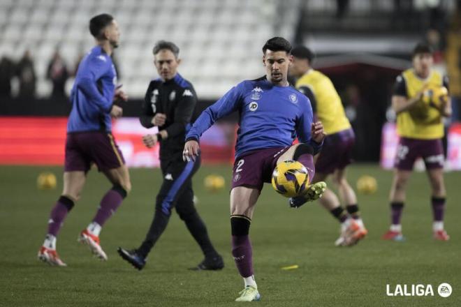 Luis Pérez, calentando en Vallecas.