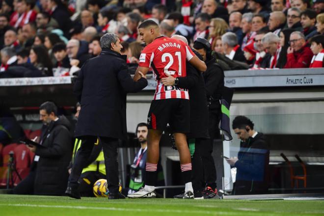 Maroan Sannadi habla con Ernesto Valverde y Jon Aspiazu antes de su debut ante el Girona FC en San Mamés (Foto: Athletic Club).