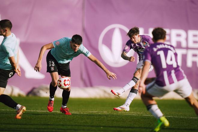 Xavi Moreno dispara ante el Escobedo (Foto: Real Valladolid).