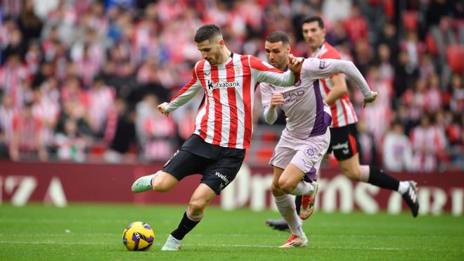 Oihan Sancet chuta ante el Girona en San Mamés (Foto: Athletic Club).