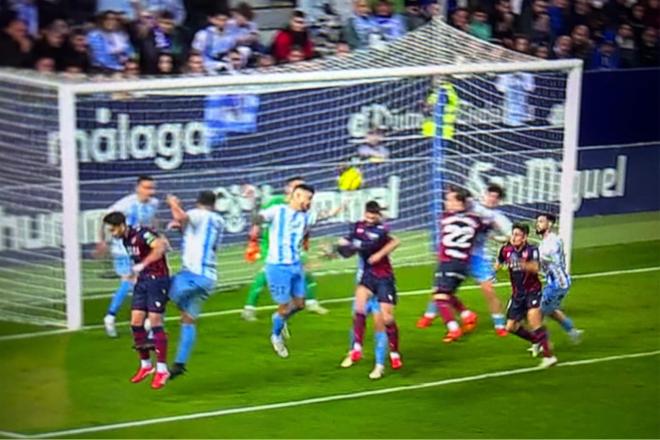 El penalti de Dioni en el Málaga-Levante.