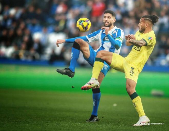 Zakaria y Luis Suárez disputan un balón en el Dépor-Almería (FOTO: LALIGA).