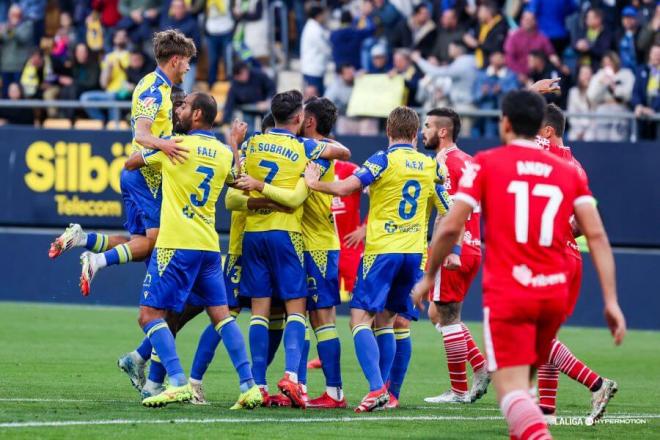 Los jugadores del Cádiz celebran uno de los goles al Cartagena (Foto: LaLiga).