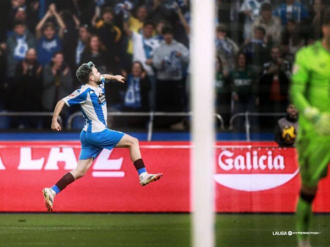 Mella celebra un gol en el Dépor-Almería (FOTO: LALIGA).