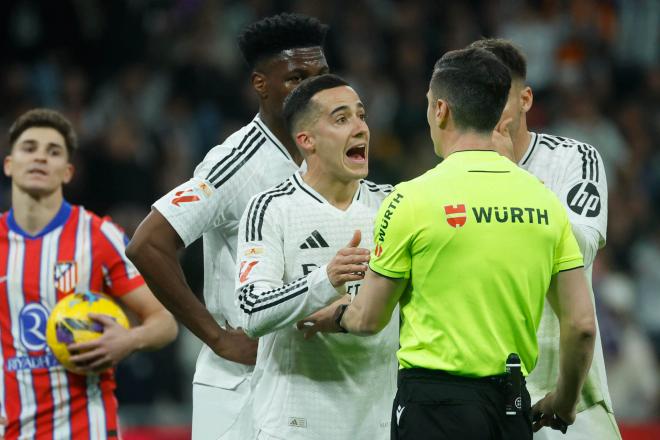 Lucas Vázquez protestando al árbitro Soto Grado tras el penalti en el derbi Real Madrid - Atlético de Madrid (Foto: EFE).