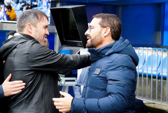 Saludo entre José Bordalás y el Chacho Coudet antes del Alavés-Getafe (Foto: EFE).