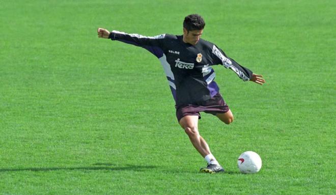 Álvaro Benito dispara en un entrenamiento del Real Madrid.