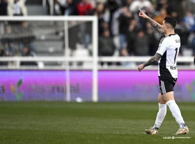 Álex Sancris celebra su gol en el Burgos-Racing (Foto: LALIGA HYPERMOTION).