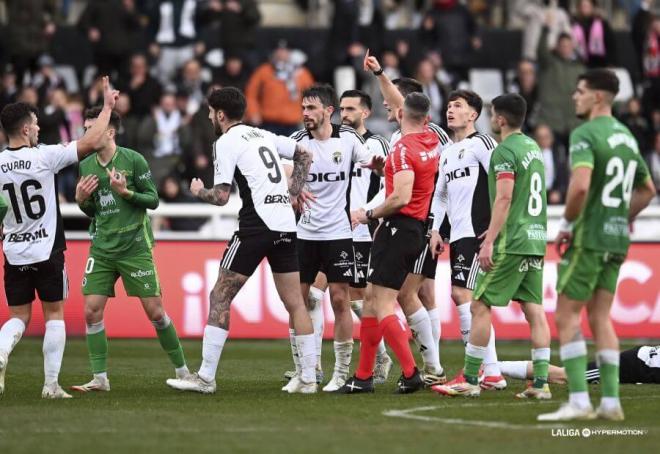 Íñigo Vicente, expulsado en el Burgos-Racing (Foto: LALIGA HYPERMOTION).