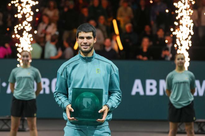 Carlos Alcaraz posa con el trofeo conquistado en Róterdam (Foto: Cordon Press).