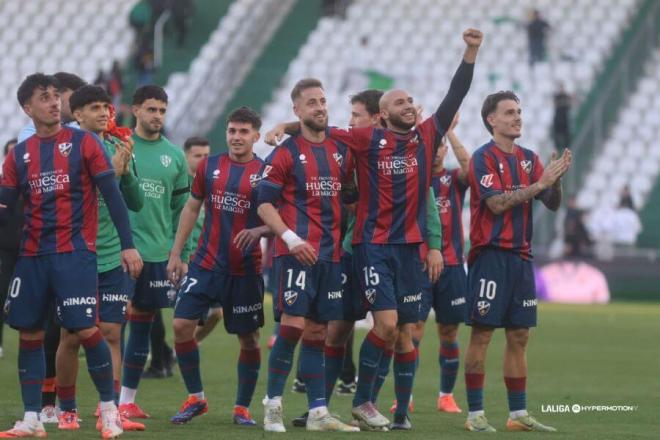 Los jugadores del Huesca celebran el triunfo en Córdoba (Foto: LALIGA).