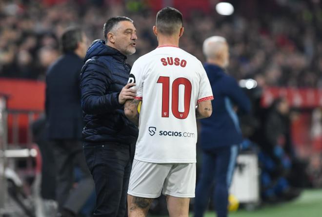 Xavier García Pimienta habla con Suso en el Sevilla-Barcelona (Foto: Kiko Hurtado).