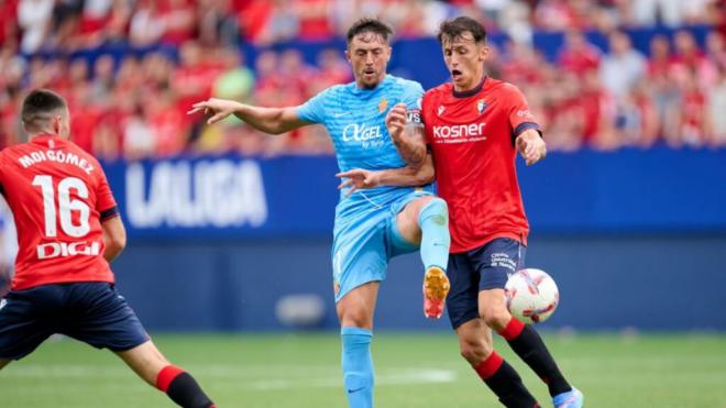 Antonio Raillo y Ante Budimir pelean un balón en el pasado Osasuna-Mallorca (foto: LALIGA).