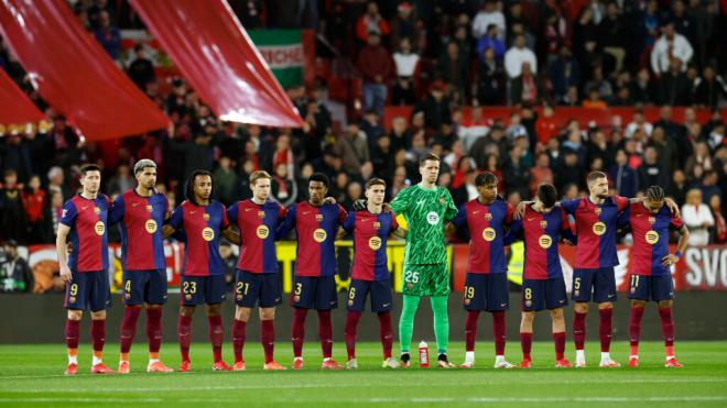 Los once jugadores del Barcelona que arrancaron el partido ante el Sevilla (foto: EFE).