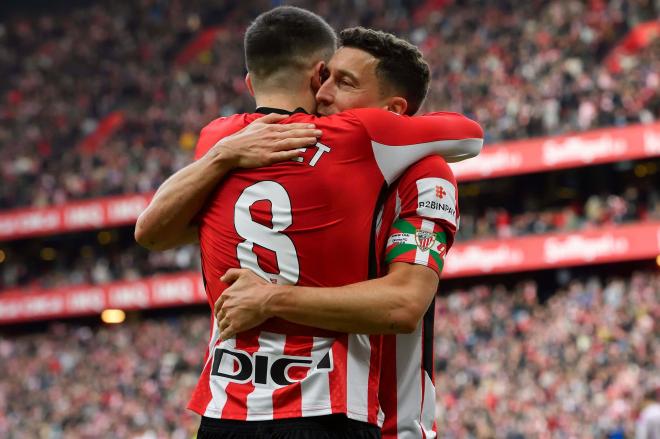 Abrazo de Oscar de Marcos y Oihan Sancet ante el Girona FC en San Mamés (Foto: Athletic Club).