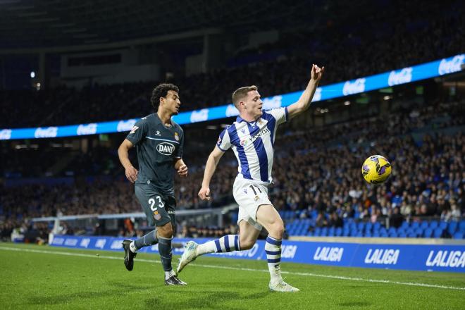 Sergio Gómez persigue un balón en el Real Sociedad-Espanyol (Foto: Europa Press).