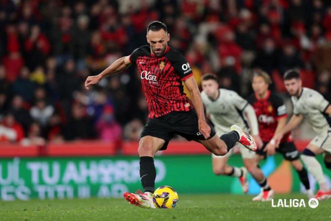 Muriqi golpea el balón desde el punto de penalti en el Mallorca-Osasuna (FOTO: LALIGA).