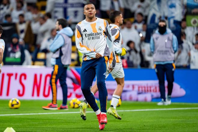 Kylian Mbappé, en el calentamiento antes del derbi madrileño en el Santiago Bernabéu (Cordon Pre