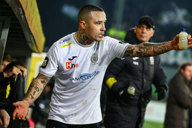 Radja Nainggolan, en un partido con el Lokerem-Tense (Foto: Cordon Press).