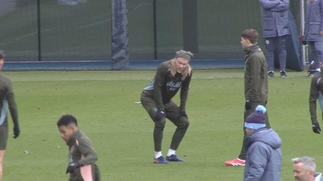 Erling Haaland, doliéndose durante el entrenamiento del City