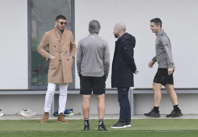 Joaquín Sánchez con Manuel Pellegrini y Manu Fajardo (foto: Kiko Hurtado).