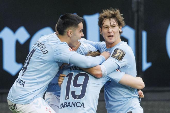 Fer López abraza a Hugo Sotelo y Williot Swedberg en el Celta - Betis (Foto: LALIGA).