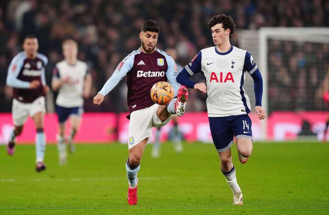 Marco Asensio encara a Archie Gray con el Aston Villa (Foto: CordonPress).