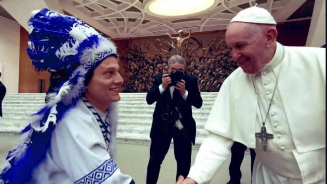 Benjamin Bundervoet, la mascota del Gent, visitando el Papa Francisco en 2020.