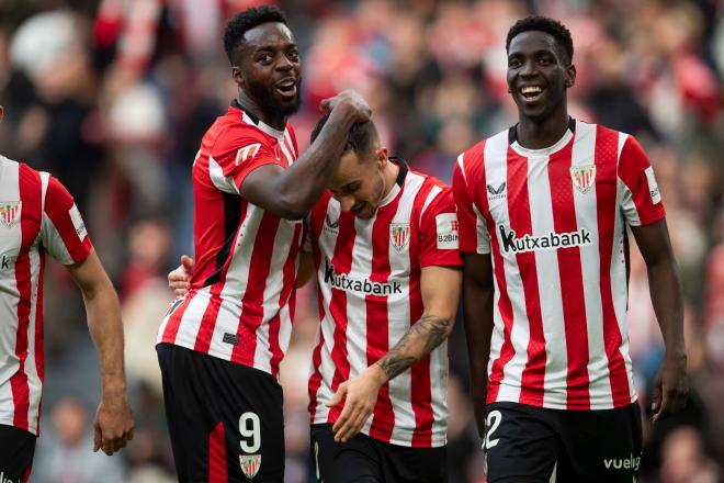 Iñaki Williams y Adama Boiro felicitan a Alex Berenguer en un partido de San Mamés (Foto: Athletic Club).