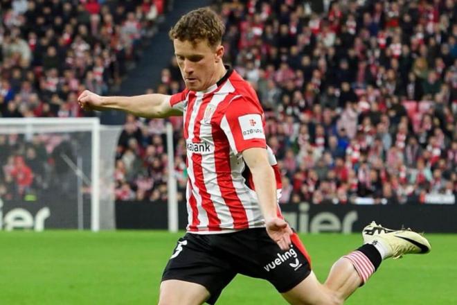 Acción de Endika Buján en su debut ante el Girona en San Mamés (Foto: Athletic Club).