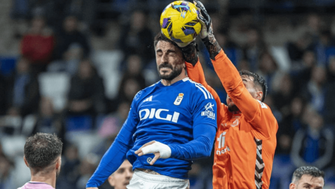 David Costas cabecea el balón ante Dani Martín (Foto: LaLiga).