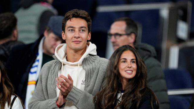 George Russell junto a Carmen Montero, su novia, en el derbi (Europa Press)