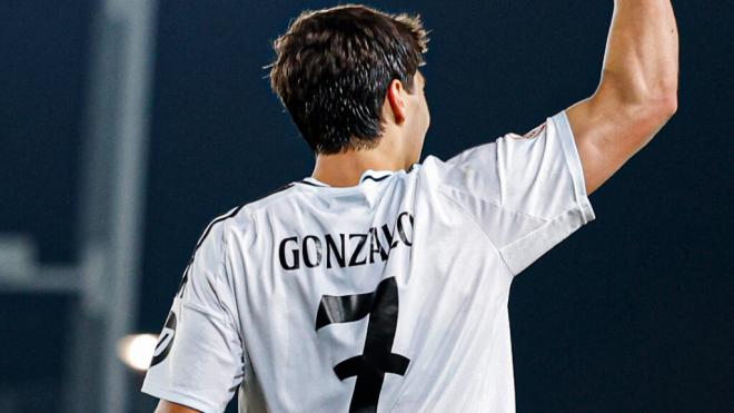 Gonzalo García con el Real Madrid Castilla (Foto: @lafabricacrm)