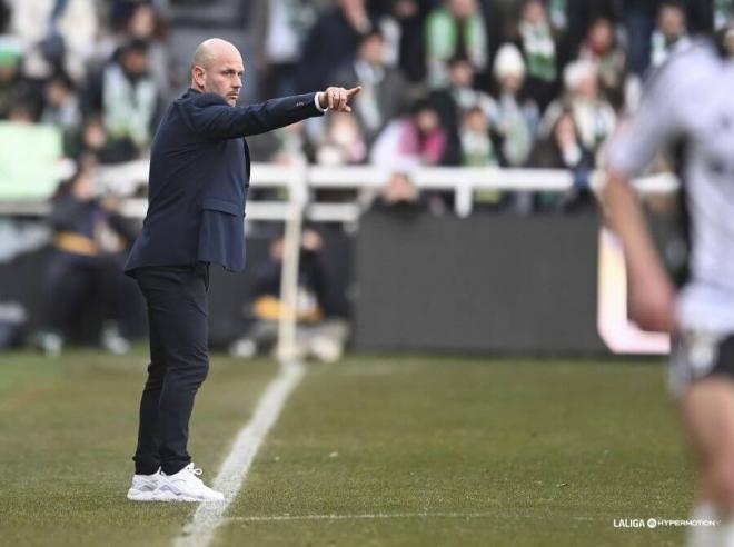 José Alberto da instrucciones en el Burgos-Racing (Foto: LALIGA).