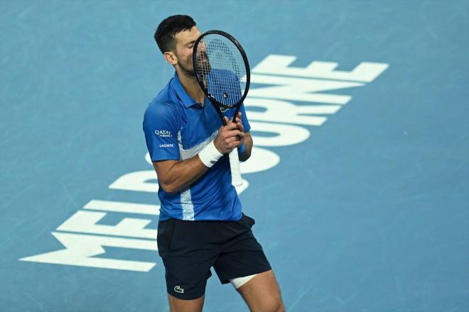 Novak Djokovic, durante su partido ante Zverev en Melbourne (Foto: Cordon Press).