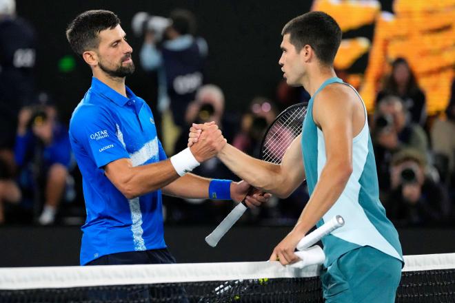 Novak Djokovic y Carlos Alcaraz se saludan en el Open de Australia (Foto: Cordon Press).