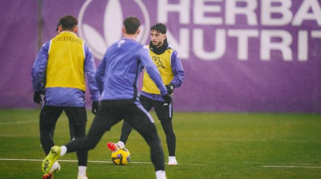 Raúl Moro trabaja con el grupo tras su lesión (Foto: Real Valladolid).