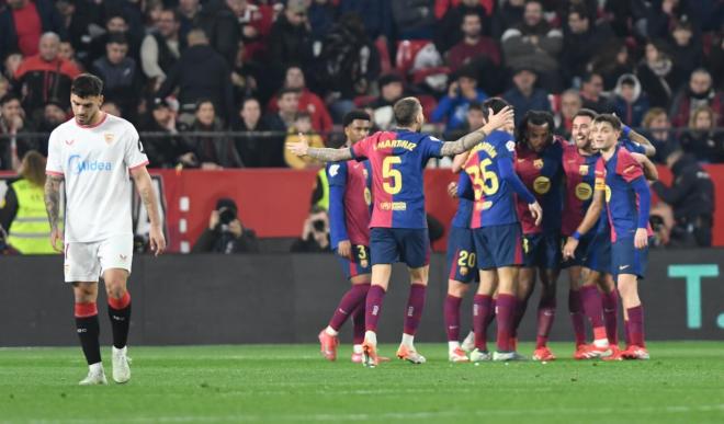 Isaac Romero lamenta uno de los goles del FC Barcelona en Nervión (Foto: Kiko Hurtado).