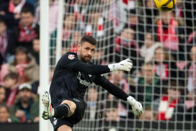 El portero Unai Simón despeja un balón en el partido ante el Girona FC en San Mamés (Foto: Athletic Club).