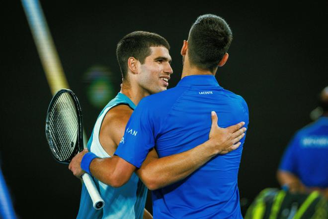 Novak Djokovic y Carlos Alcaraz se saludan en el Open de Australia (Foto: Cordon Press).