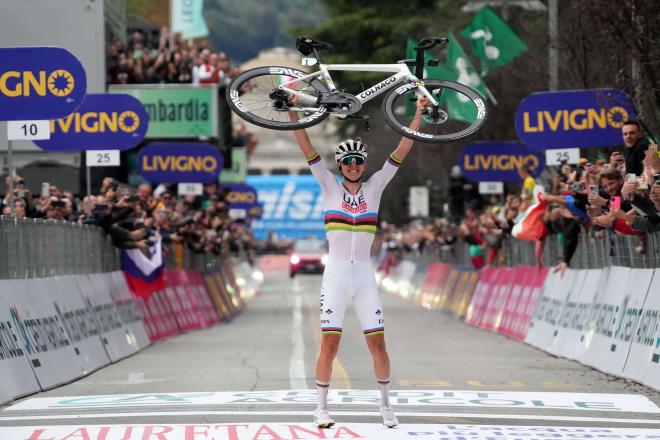 Tadej Pogacar celebra una victoria en Lombardía (Foto: Cordon Press).