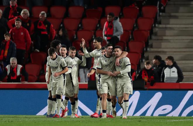 Los jugadores de Osasuna celebran el gol de Boyomo (FOTO: LALIGA).