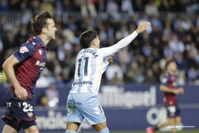 Kevin Medina pide penalti por agarrón en La Rosaleda. (Foto: LALIGA)