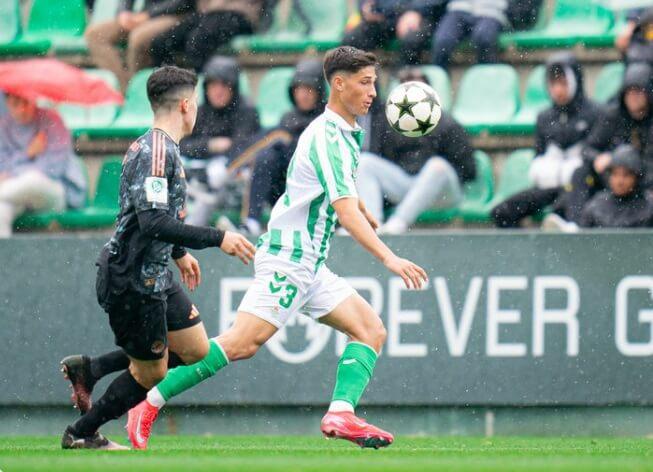 El bético Manu Arenas con la pelota (foto: RBB).