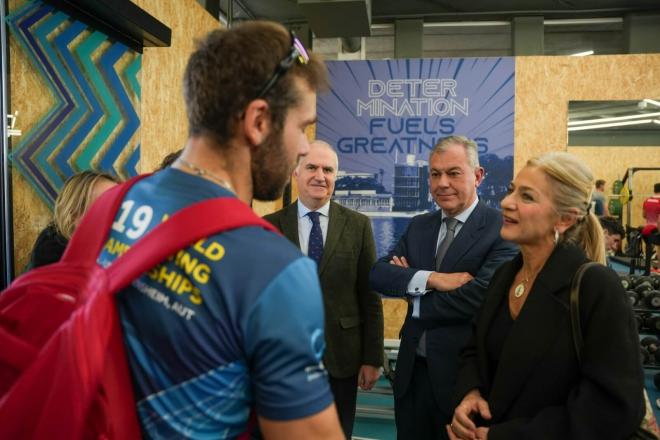 Patricia del Pozo saluda a uno de los deportistas en la presentación.