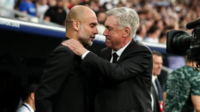 Pep Guardiola y Carlo Ancelotti saludándose en la Cahmpions League (Europa Press)