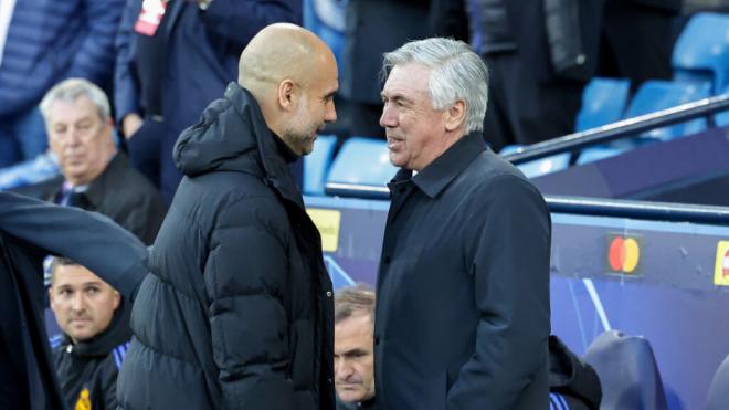 Pep Guardiola y Carlo Ancelotti saludándose en la Cahmpions League (Europa Press)