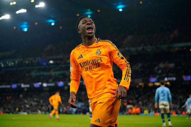 Vinicius celebra un gol del Real Madrid frente al City (FOTO: Cordón Press).