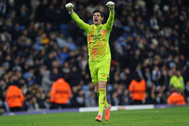 Thibaut Courtois celebrando el triunfo ante el Manchester City (Cordon Press)