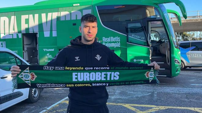 Marc Roca, a la salida de Betis en San Pablo (foto: Kiko Hurtado).